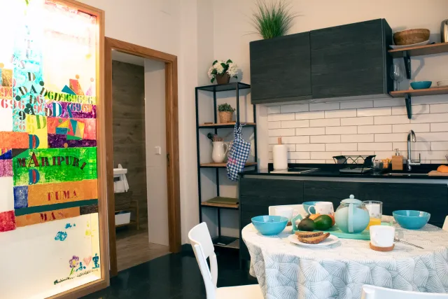 Salón comedor del Apartamento 1, con obra de arte y luz natural, Zarautz