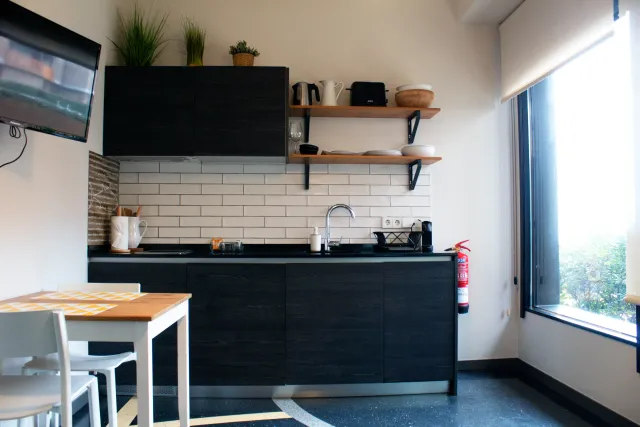 Cocina equipada del Apartamento 2, abierta al salón, Zarautz